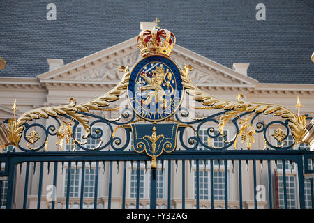 Wappen Sie mit einer Krone auf dem Zaun vor Palast Noordeinde, Königspalast, den Haag, Holland, Niederlande Stockfoto