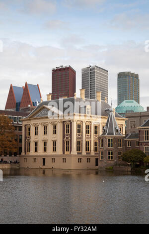 Mauritshuis Museum in den Binnenhof mit Wolkenkratzern, den Haag, Holland, Niederlande Stockfoto