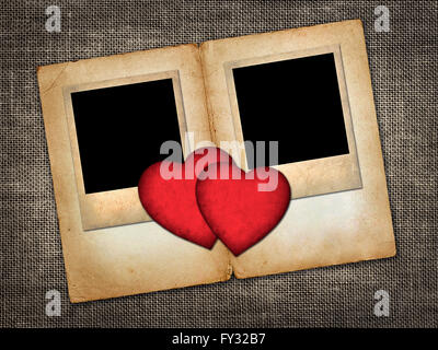 Zwei alte Foto mit roten Papierherzen im Vintage-Stil Stockfoto