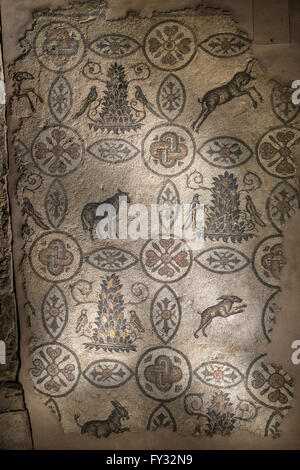 Mosaik Boden mit tierischen Symbolik, 4. Jahrhundert ausgesetzt im Glockenturm der romanischen Basilika, Aquileia, Provinz Udine Stockfoto