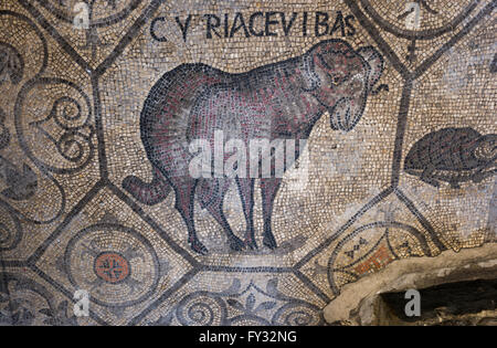 Frühe christliche Mosaikboden mit tierischen Symbolik, 4. Jahrhundert, romanische Basilika, Aquileia, Provinz Udine ausgesetzt Stockfoto