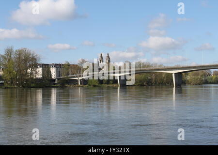 Mirabeau Brücke und Touren-Kathedrale mit Fluss Loire Touren Frankreich April 2016 Stockfoto