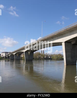 Mirabeau Brücke und Touren-Kathedrale mit Fluss Loire Touren Frankreich April 2016 Stockfoto