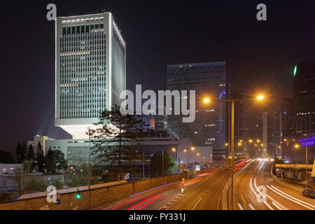 Office tower Jardine House in der Nacht, Blick vom Connaught Road, Central District, Hong Kong Island, Hongkong, China Stockfoto