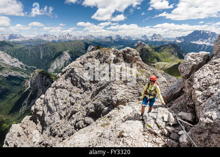 Bergsteiger aufsteigend, Cima d'Auta auf der Via Ferrata Paolin Piccolin am Colmean, hinter der Civetta und Pelmo, Falcade Stockfoto