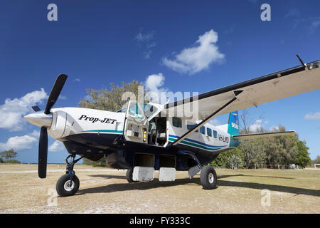 Cessna Caravan 208 Seeluft auf unbefestigten Flugplatz mit offenen Unterflur Schließfächer, Lady Elliot Island, Queensland, Australien Stockfoto