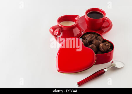 Kaffee mit Milch, Schokolade Süßigkeiten. Isoliert auf weißem Hintergrund. Stockfoto