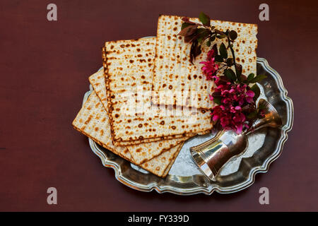 Top Aussicht Wein und Matzoh jüdischen Pessach Brot über hölzerne Hintergrund. Stockfoto