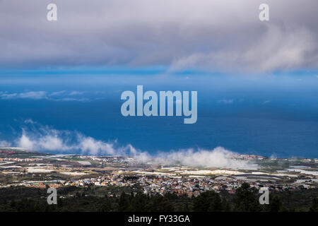 Luftaufnahme über Berg Dorf von Guia de Isora mit Wolken und das blaue Meer hinter. Teneriffa, Kanarische Inseln, Spanien. Stockfoto