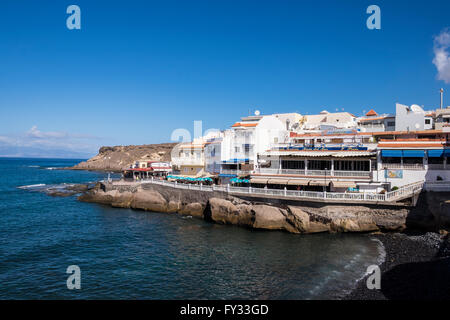 Restaurants und Cafés im küstennahen Dorf La Caleta an der Costa Adeje, Teneriffa, Kanarische Inseln, Spanien. Stockfoto