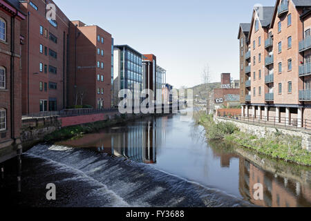 River Don stromaufwärts von Lady's Bridge Sheffield England, Großbritannien, Wohnhäuser am Ufer des Flusses Stockfoto