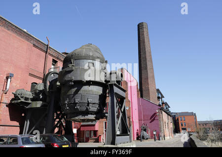 Der Bessemer Converter Furnace im Kelham Island Industrial Museum in Sheffield hat den industriellen Kamin erhalten Stockfoto