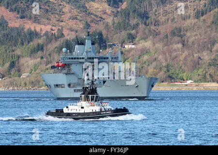 RFA Welle Herrscher (A390), ein Wave-Klasse Tanker und zuverlässig SD, einen Damen ATD 2909 Schlepper während der Übung Joint Warrior 16-1. Stockfoto