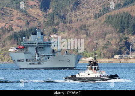 RFA Welle Herrscher (A390), ein Wave-Klasse Tanker und zuverlässig SD, einen Damen ATD 2909 Schlepper während der Übung Joint Warrior 16-1. Stockfoto