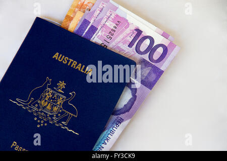 Australischen Pass und Phillipino Bargeld bereit zu reisen. Stockfoto