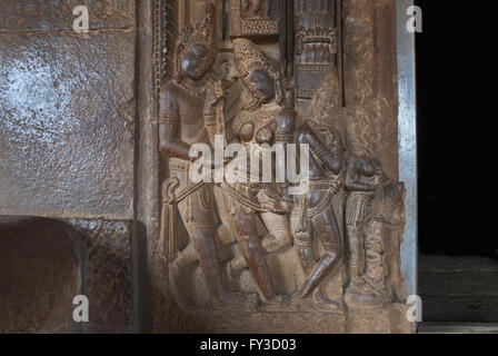 Geschnitzte Figuren auf der linken Seite der Eingangstür zu Garbh Griha (Hauptschrein), Durga Tempel, Aihole, Bagalkot, Karnataka Stockfoto