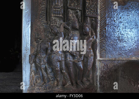 Geschnitzte Figuren auf der rechten Seite der Eingangstür zu Garbh Griha (Hauptschrein), Durga Tempel, Aihole, Bagalkot, Karnatak Stockfoto