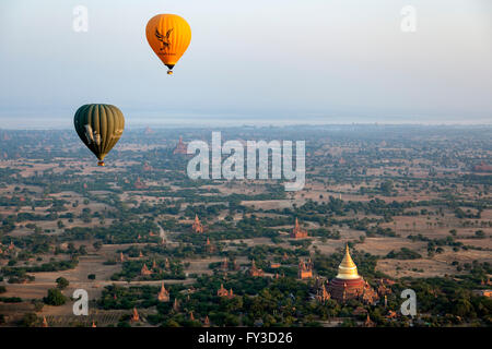 Eine Luftaufnahme mit Heißluftballons von Paya Dhammayazika, in der Umgebung von Neu-Bagan (Myanmar). Stockfoto