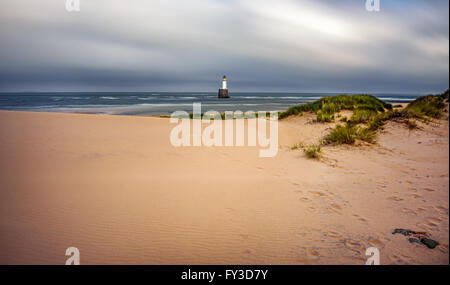 Rattray Head Leuchtturm an der nördlichen Ostküste Schottlands, Vereinigtes Königreich. Langzeitbelichtung. Stockfoto