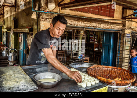 Man kocht traditionelle burmesische Straße in Yangon. Stockfoto