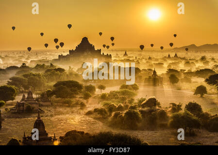 Malerischen Sonnenaufgang mit vielen Heißluftballons über Bagan in Myanmar. Bagan ist eine alte Stadt mit Tausenden von historischen buddhistischen t Stockfoto