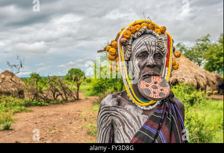 Frau aus dem afrikanischen Stamm Mursi mit einer großen Mundlochplatte in ihrem Dorf. Stockfoto