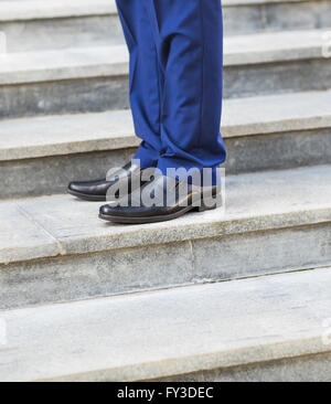 Treppensteigen: Nahaufnahme des Mannes Lederschuhe. Stockfoto