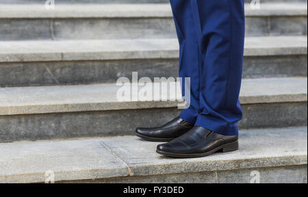 Treppensteigen: Nahaufnahme des Mannes Lederschuhe. Stockfoto