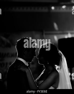 Silhouette des Hochzeitspaar drinnen ist einander küssen. Stockfoto