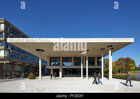 Silberrad Student Centre mit dem führen der Studenten. Albert Sloman Bibliothek und Silberrad Student Center University of Essex, Colchester, Vereinigtes Königreich. Architekt: Patel Taylor, 2015. Stockfoto