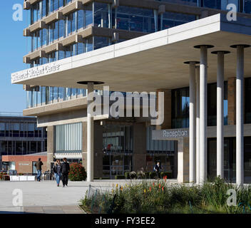 Silberrad Student Centre mit dem führen der Studenten. Albert Sloman Bibliothek und Silberrad Student Center University of Essex, Colchester, Vereinigtes Königreich. Architekt: Patel Taylor, 2015. Stockfoto