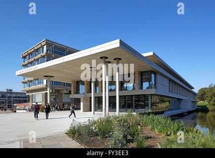 Silberrad Student Centre mit dem führen der Studenten. Albert Sloman Bibliothek und Silberrad Student Center University of Essex, Colchester, Vereinigtes Königreich. Architekt: Patel Taylor, 2015. Stockfoto