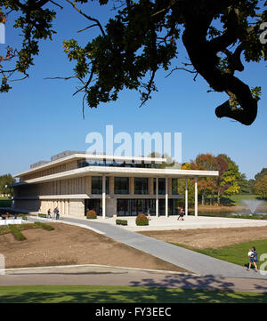 Silberrad Student Centre mit dem führen der Studenten. Albert Sloman Bibliothek und Silberrad Student Center University of Essex, Colchester, Vereinigtes Königreich. Architekt: Patel Taylor, 2015. Stockfoto