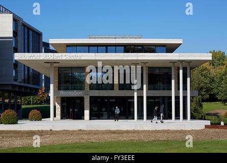 Silberrad Student Centre mit dem führen der Studenten. Albert Sloman Bibliothek und Silberrad Student Center University of Essex, Colchester, Vereinigtes Königreich. Architekt: Patel Taylor, 2015. Stockfoto