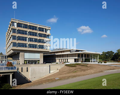 Silberrad Student Centre mit dem führen der Studenten. Albert Sloman Bibliothek und Silberrad Student Center University of Essex, Colchester, Vereinigtes Königreich. Architekt: Patel Taylor, 2015. Stockfoto