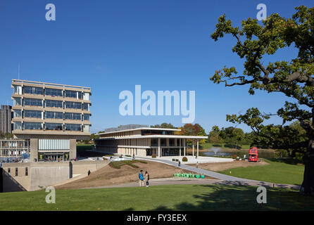 Silberrad Student Centre Gesamtansicht. Albert Sloman Bibliothek und Silberrad Student Center University of Essex, Colchester, Vereinigtes Königreich. Architekt: Patel Taylor, 2015. Stockfoto