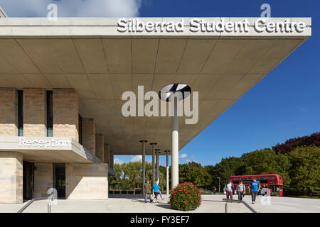 Silberrad Student Centre mit Studenten. Albert Sloman Bibliothek und Silberrad Student Center University of Essex, Colchester, Vereinigtes Königreich. Architekt: Patel Taylor, 2015. Stockfoto