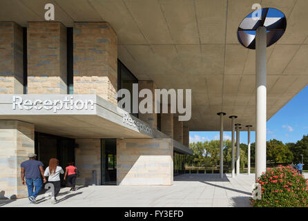 Silberrad Student Centre mit dem führen der Studenten. Albert Sloman Bibliothek und Silberrad Student Center University of Essex, Colchester, Vereinigtes Königreich. Architekt: Patel Taylor, 2015. Stockfoto