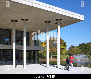 Silberrad Student Centre mit dem führen der Studenten. Albert Sloman Bibliothek und Silberrad Student Center University of Essex, Colchester, Vereinigtes Königreich. Architekt: Patel Taylor, 2015. Stockfoto