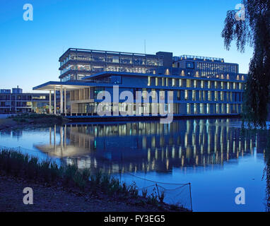 Albert Sloman Library und Silberrad Student Centre insgesamt sehen in der Dämmerung. Albert Sloman Bibliothek und Silberrad Student Center University of Essex, Colchester, Vereinigtes Königreich. Architekt: Patel Taylor, 2015. Stockfoto