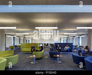 Albert Sloman Library Innenansicht im obersten Stock. Albert Sloman Bibliothek und Silberrad Student Center University of Essex, Colchester, Vereinigtes Königreich. Architekt: Patel Taylor, 2015. Stockfoto