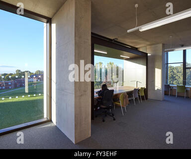 Albert Sloman Library Innenansicht im ersten Stock. Albert Sloman Bibliothek und Silberrad Student Center University of Essex, Colchester, Vereinigtes Königreich. Architekt: Patel Taylor, 2015. Stockfoto