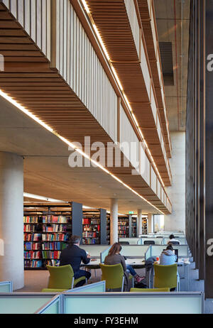 Albert Sloman Library Innenansicht im 2. Stock. Albert Sloman Bibliothek und Silberrad Student Center University of Essex, Colchester, Vereinigtes Königreich. Architekt: Patel Taylor, 2015. Stockfoto