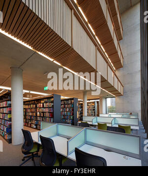 Albert Sloman Library Innenansicht im 2. Stock. Albert Sloman Bibliothek und Silberrad Student Center University of Essex, Colchester, Vereinigtes Königreich. Architekt: Patel Taylor, 2015. Stockfoto