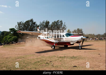 Kleines Flugzeug Landung auf der Landebahn Jinka, Omo River Valley, Äthiopien Stockfoto