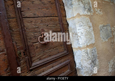 Holztür an der Fassade des und alten französischen Herrenhaus in einem vullage Stockfoto