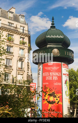 Theater-Werbung auf einem Morris Spalte, Montmartre, Paris, Frankreich Stockfoto