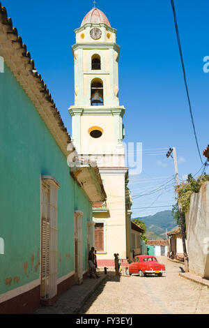 Convento de San Francisco de Asis, Museo Nacional De La Lucha Contra Bandidos, Glockenturm und typische Street, Trinidad, Kuba Stockfoto