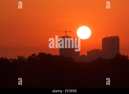 Blick auf die aufgehende Sonne in Kiew, Ukraine Stockfoto