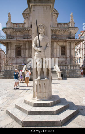 Kroatien, Dalmatien, Dubrovnik, Luza Square, Orlando Säule Stein Statue des Ritters mit Schwert und Schild Stockfoto